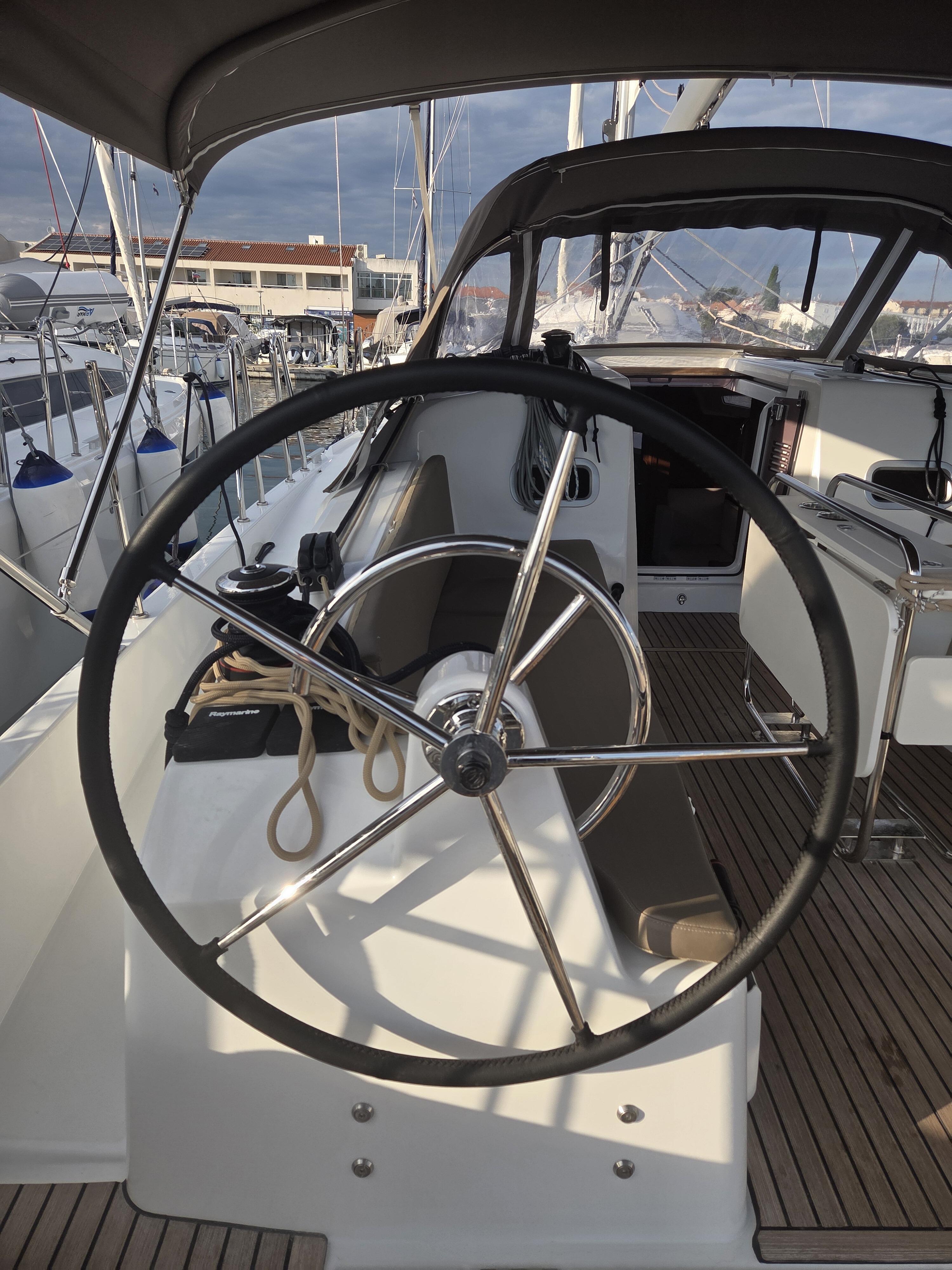 Sailing yacht 