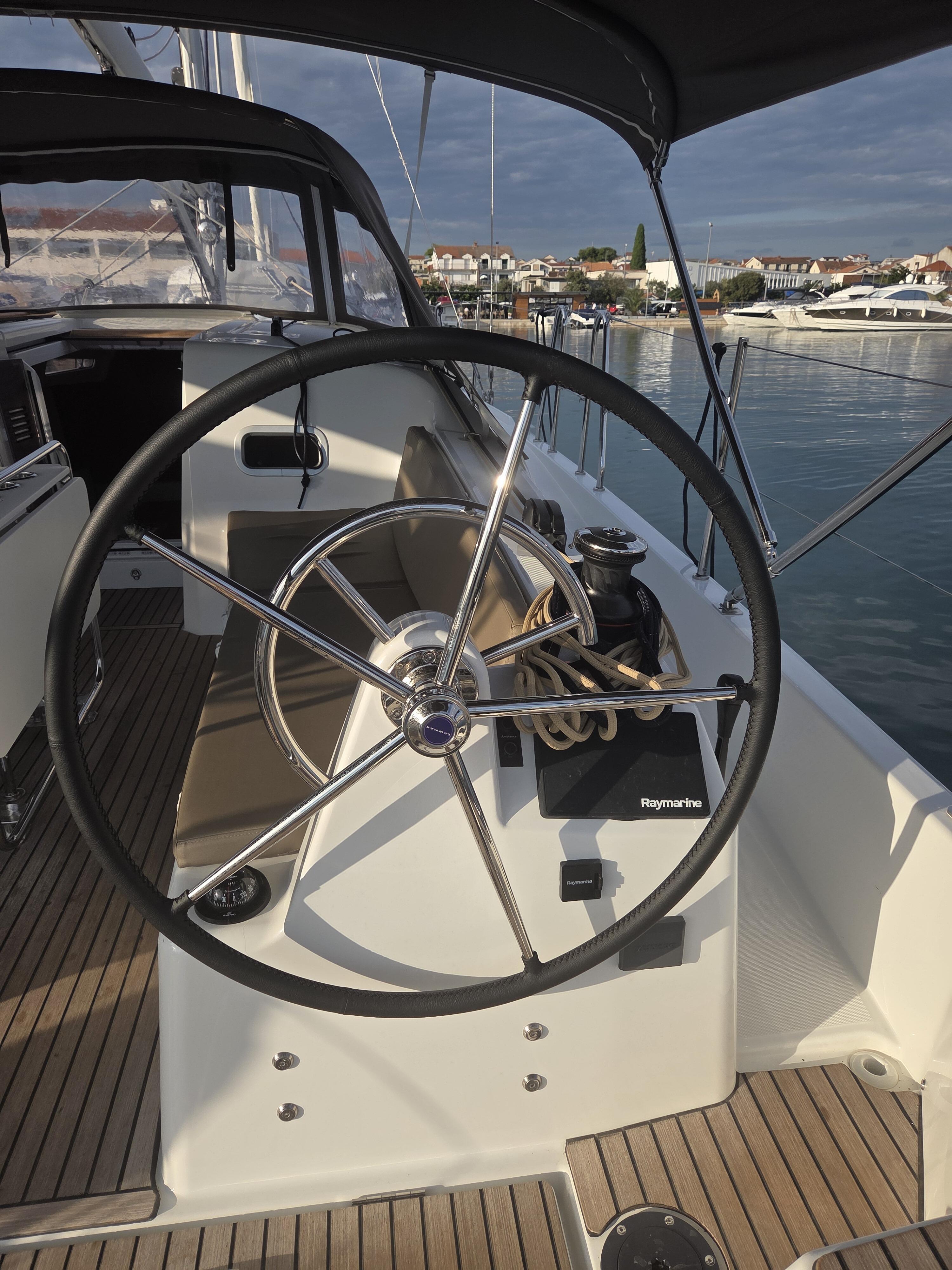 Sailing yacht 