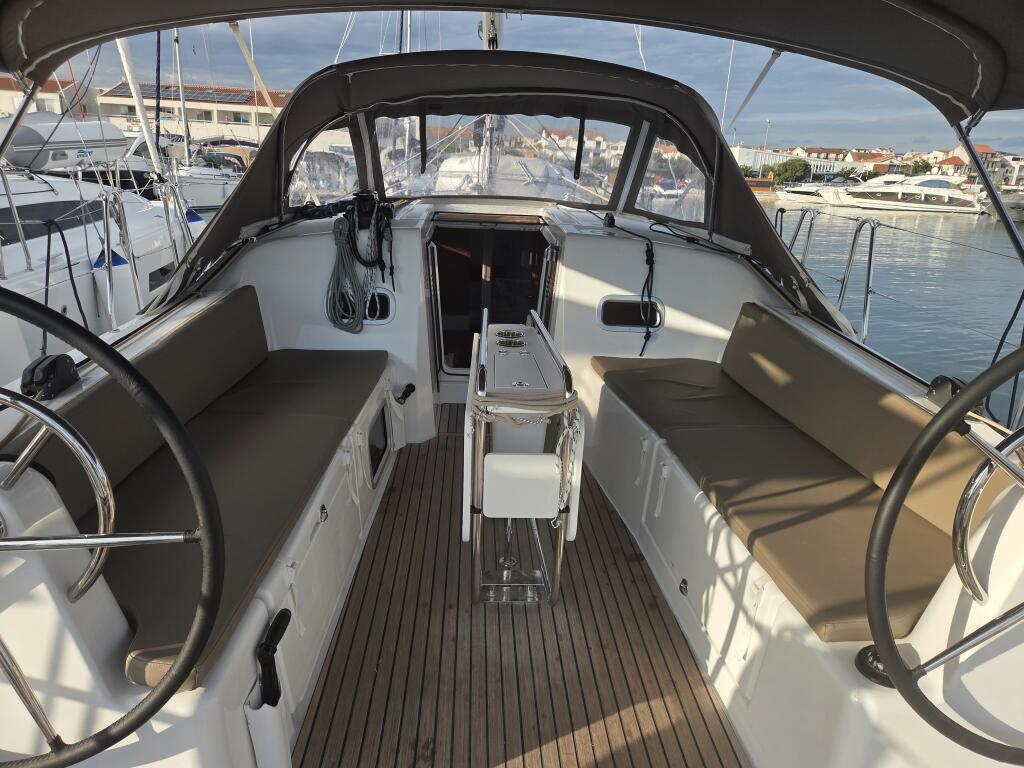 Sailing yacht 