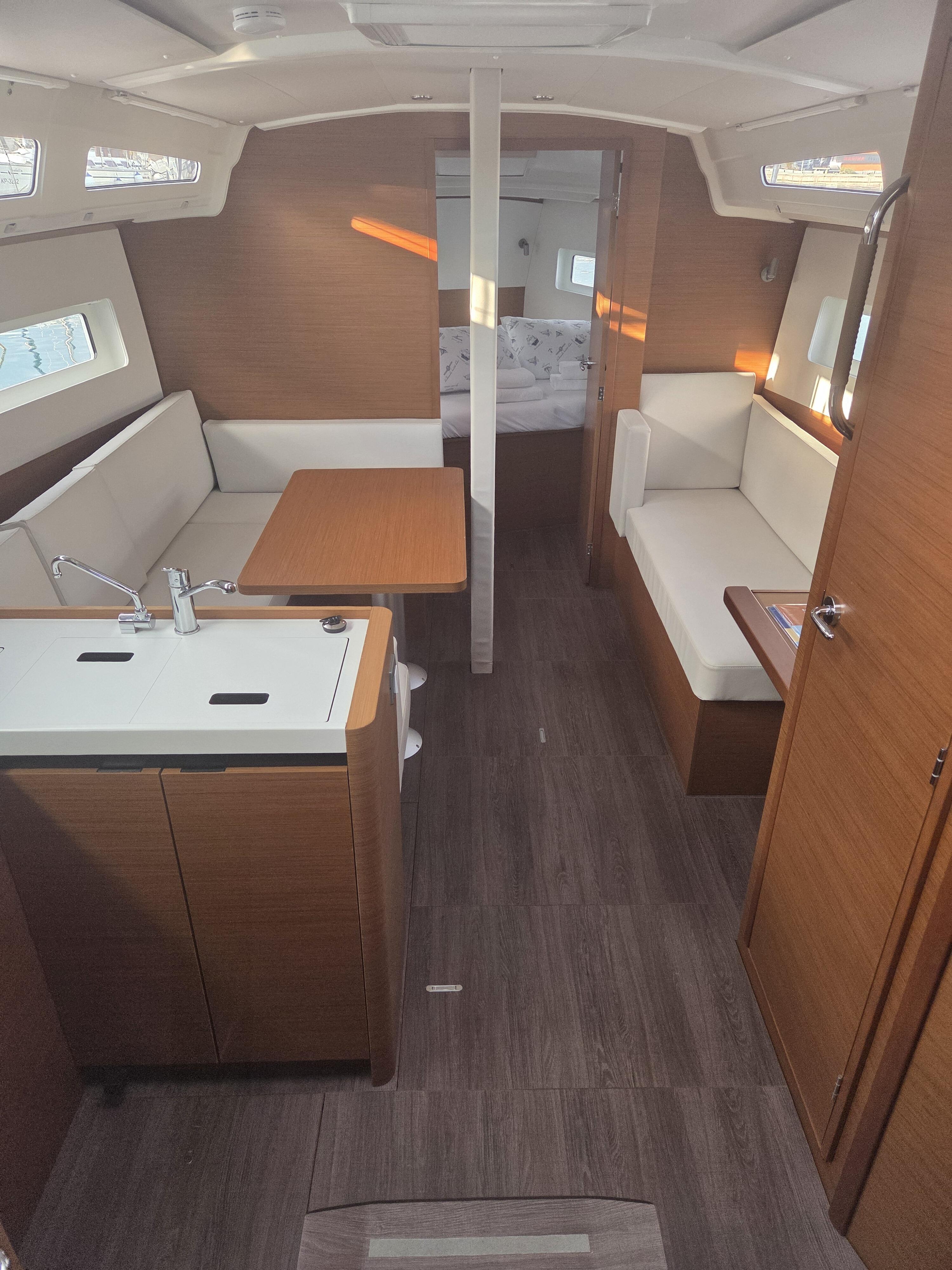 Sailing yacht 