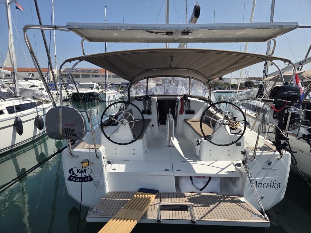 Sailing yacht 