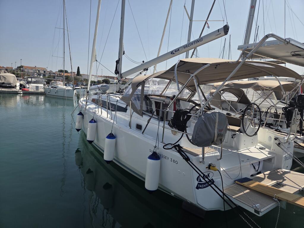 Sailing yacht 