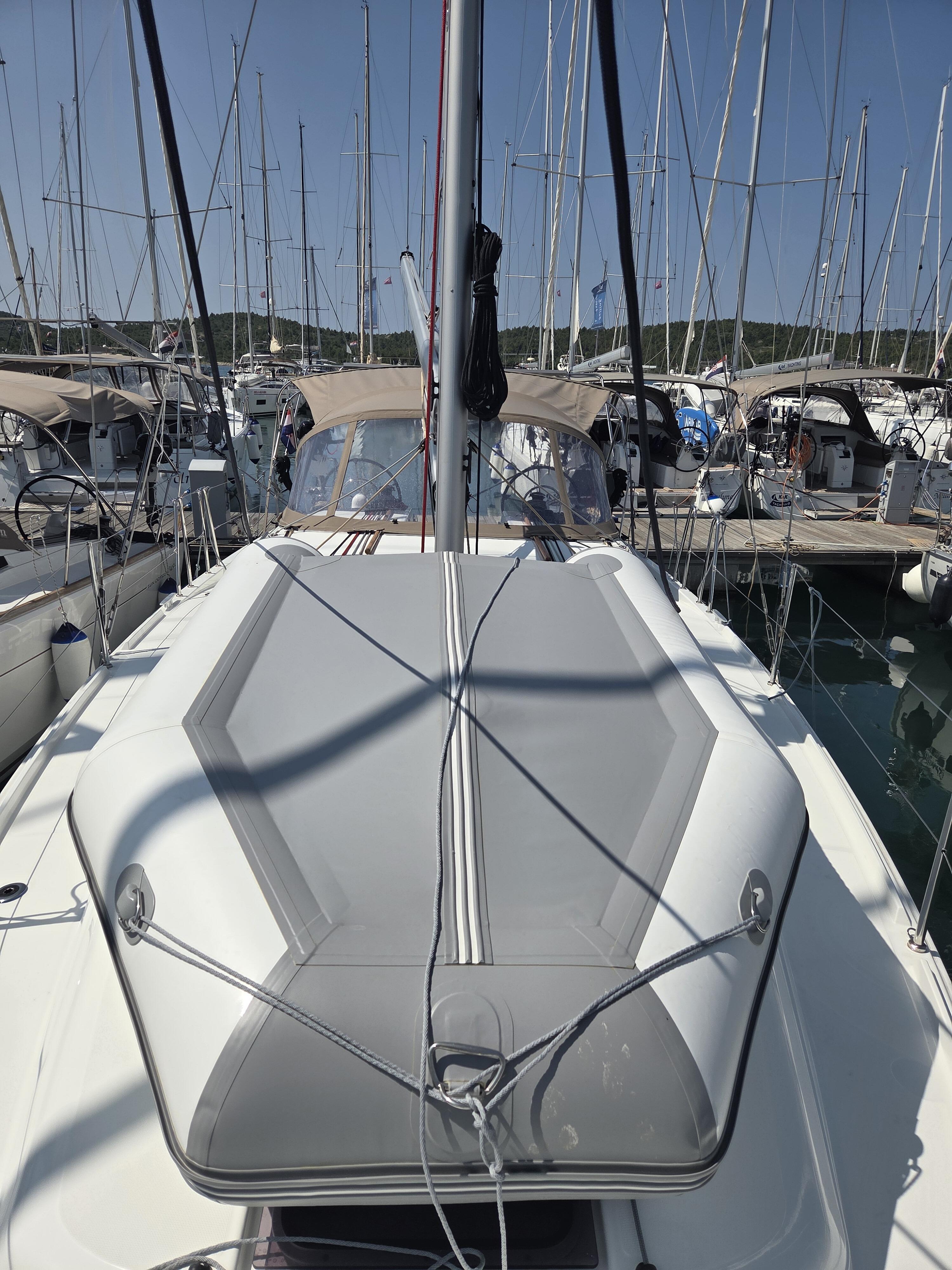 Sailing yacht 