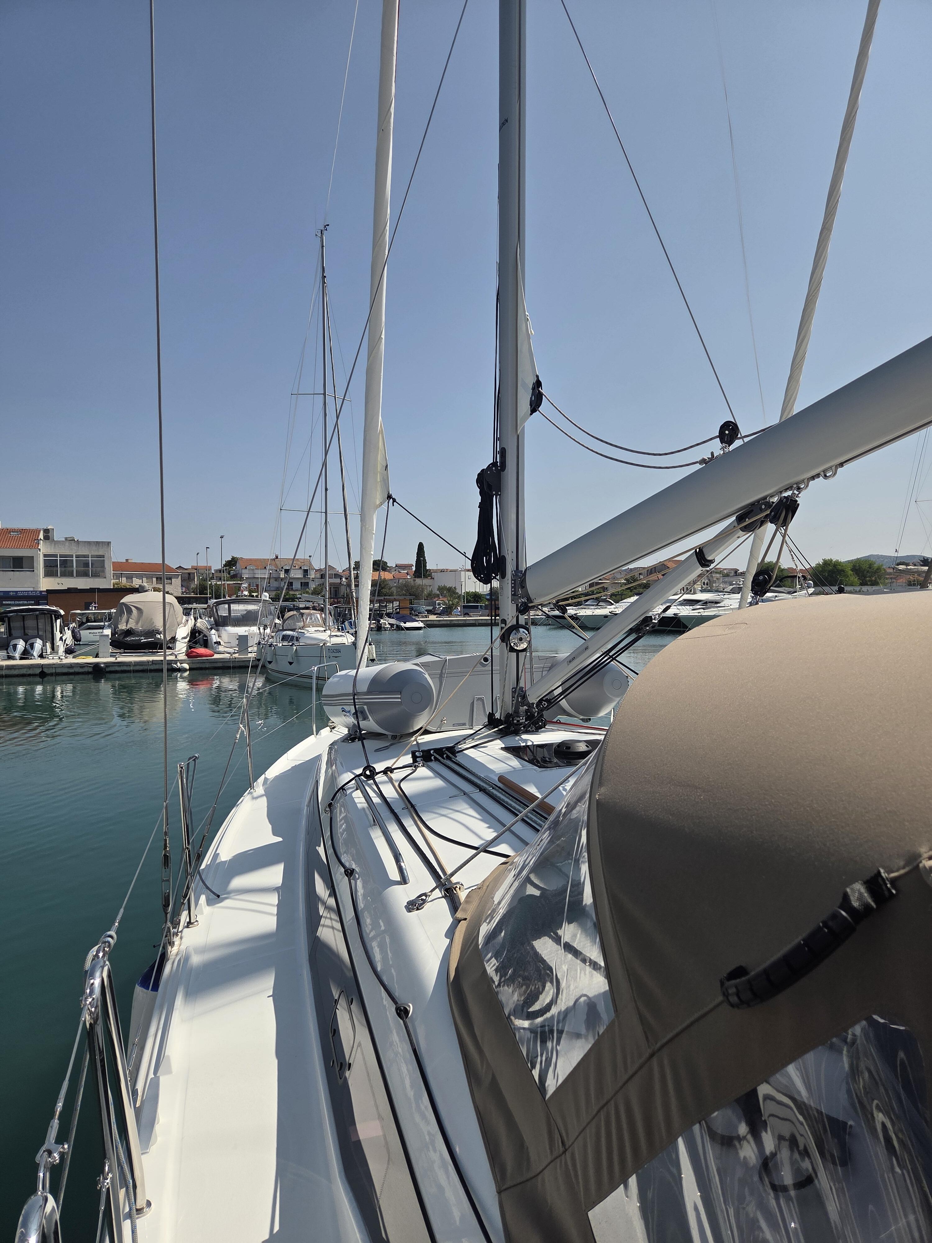Sailing yacht 