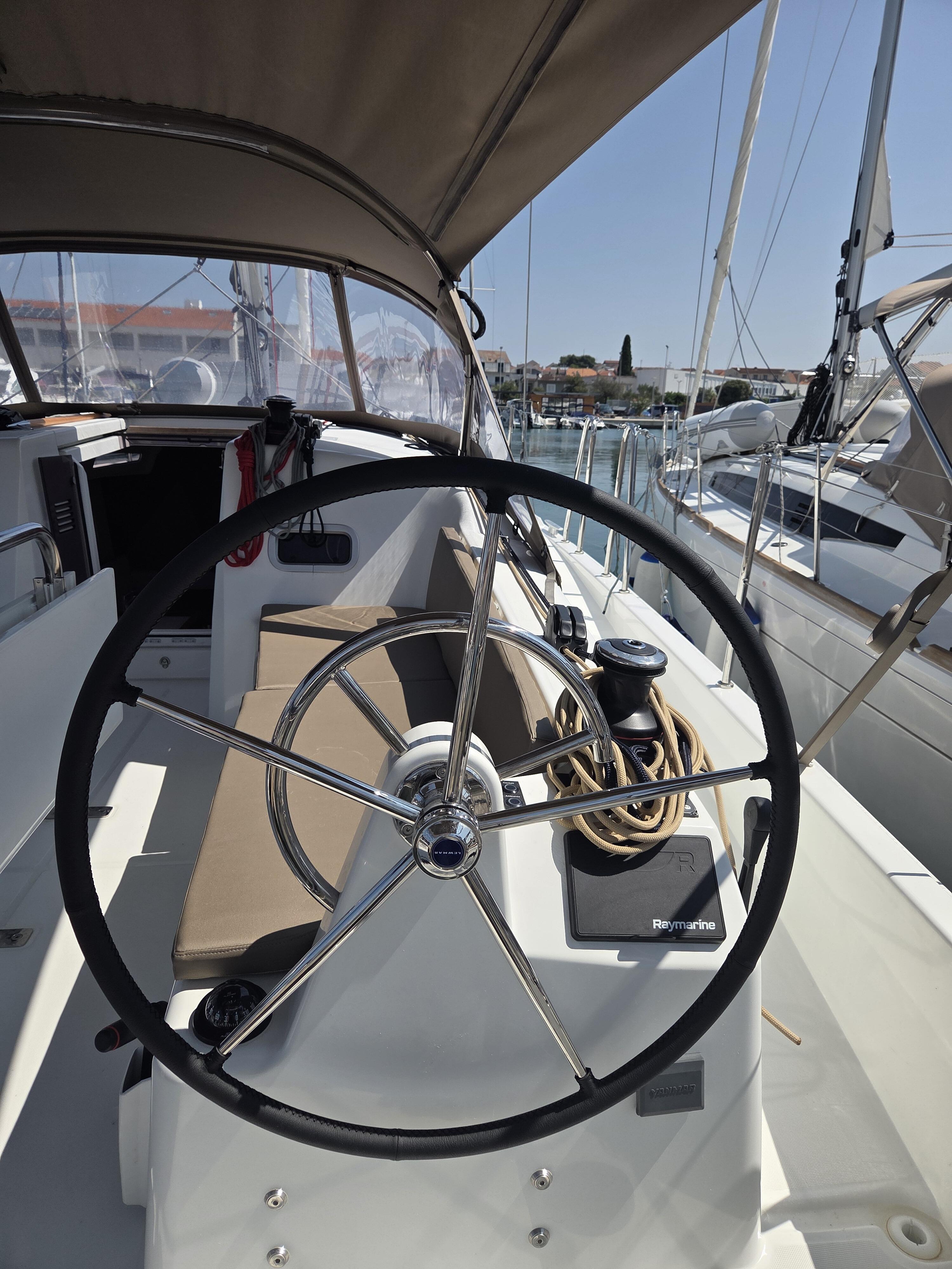 Sailing yacht 