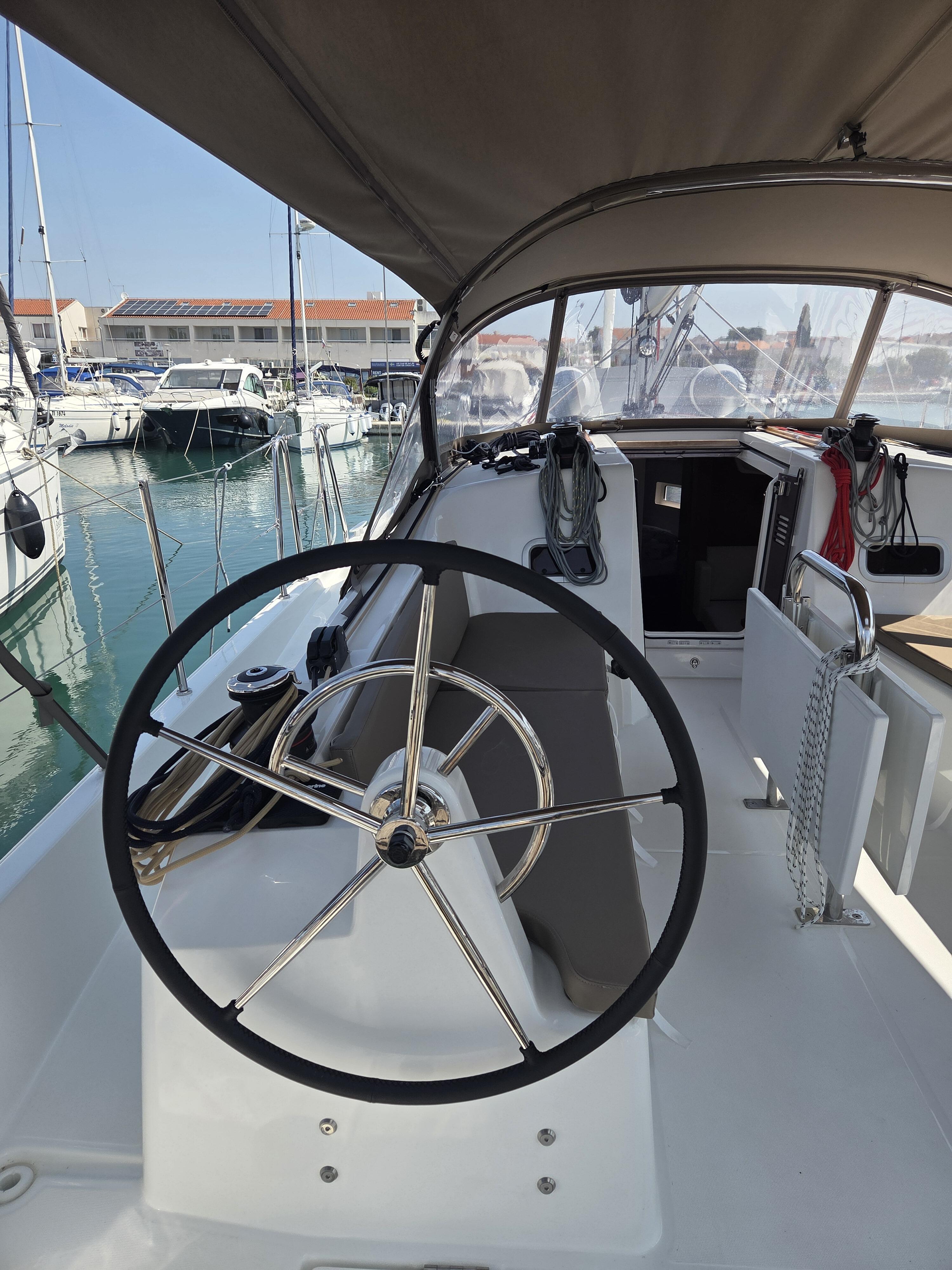Sailing yacht 