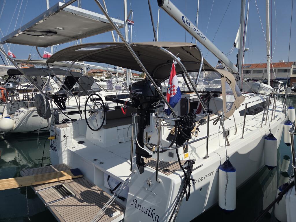 Sailing yacht 