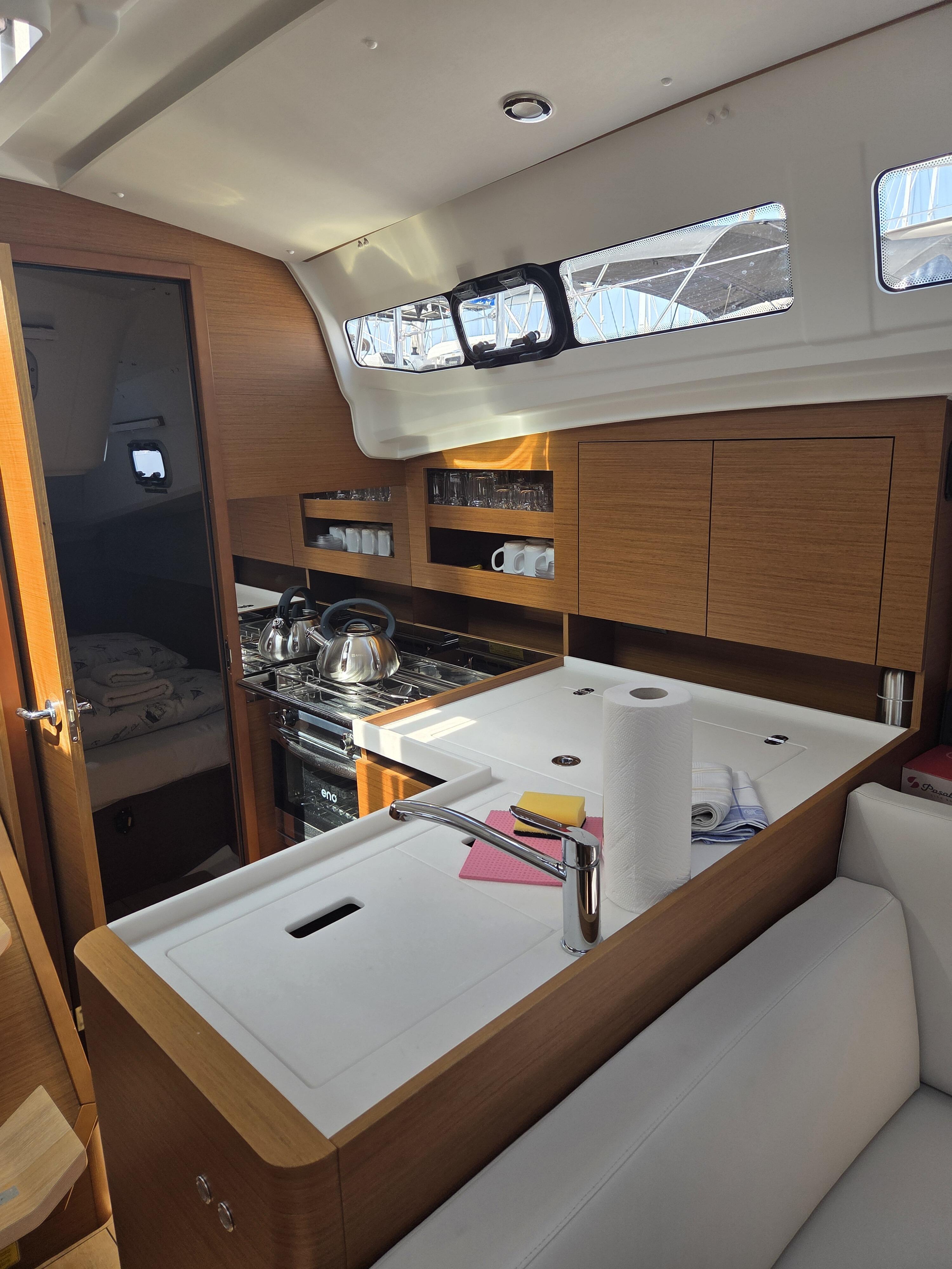 Sailing yacht 