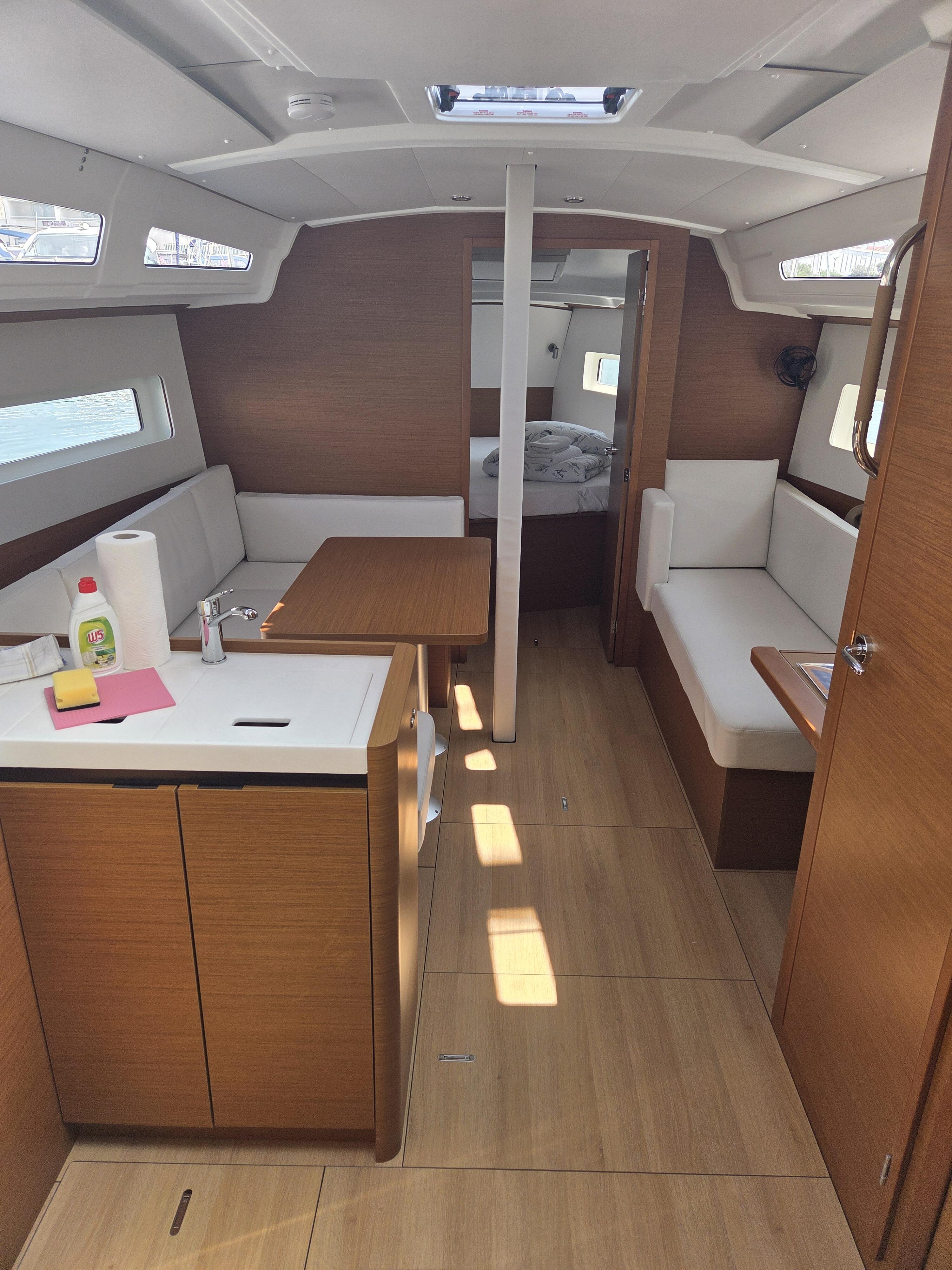 Sailing yacht 