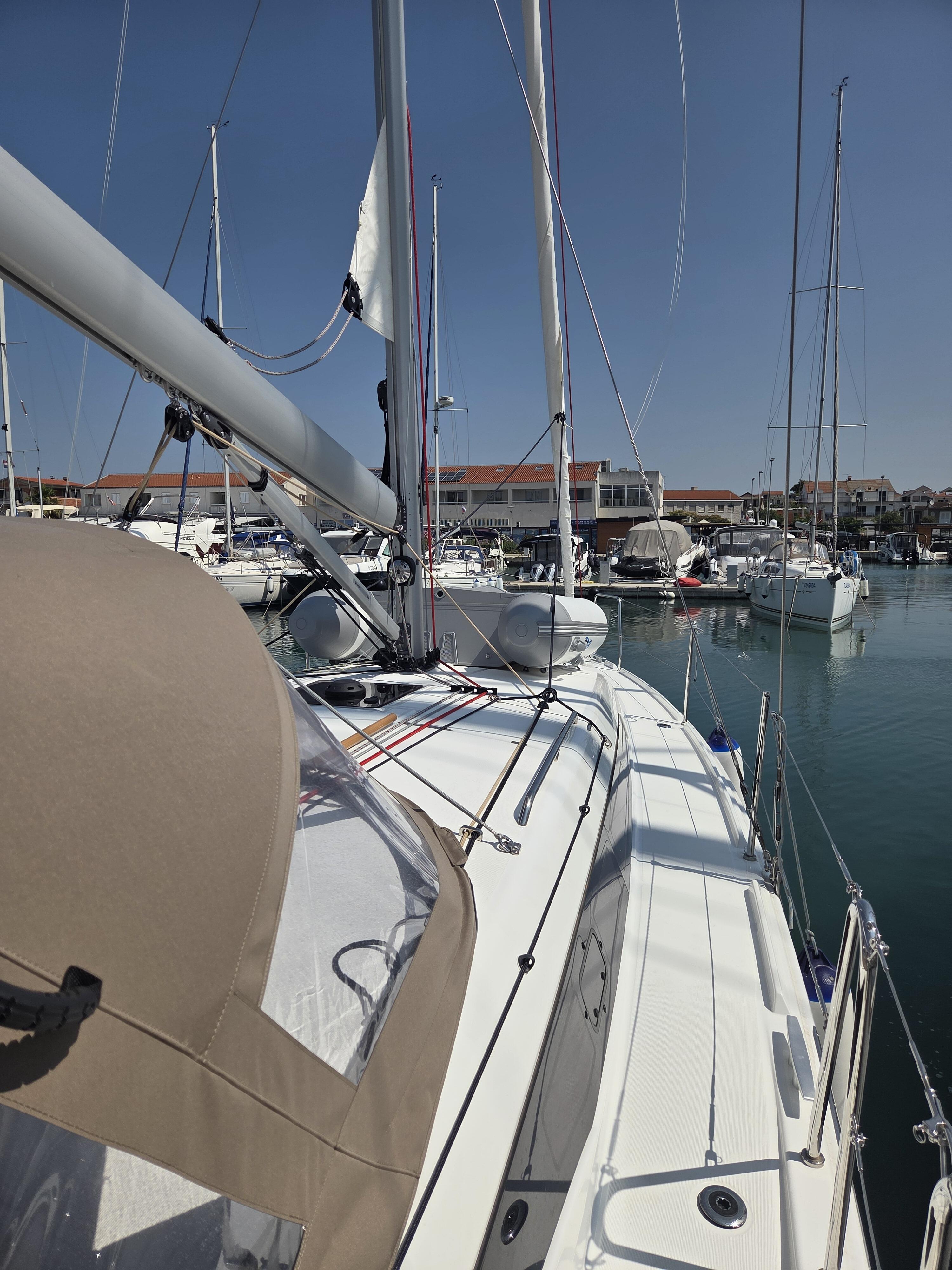 Sailing yacht 