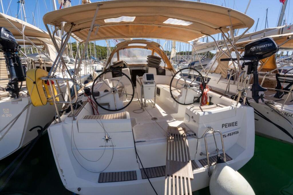 Sailing yacht 