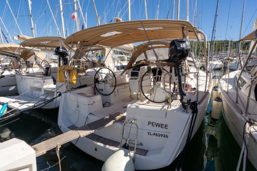 Sailing yacht 