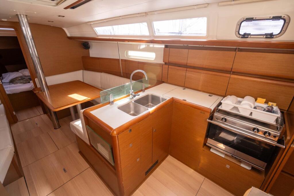 Sailing yacht 