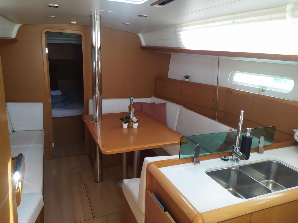 Sailing yacht 