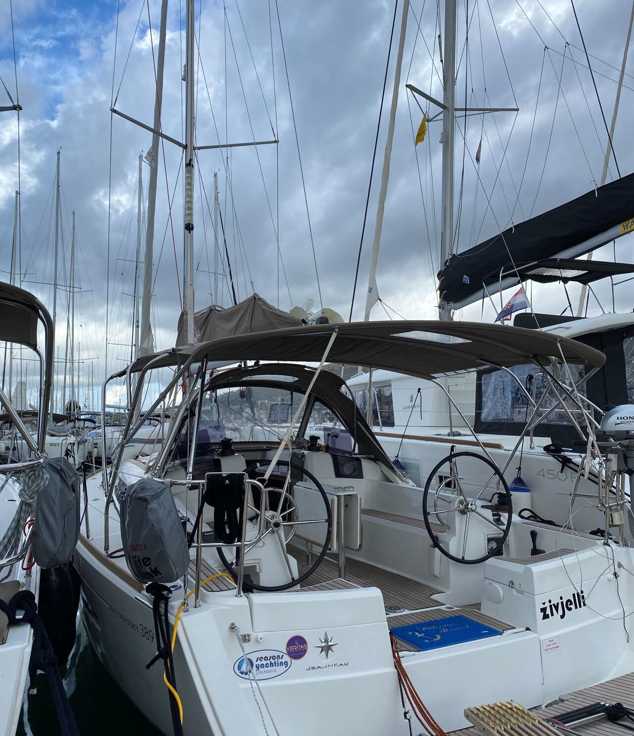 Sailing yacht 