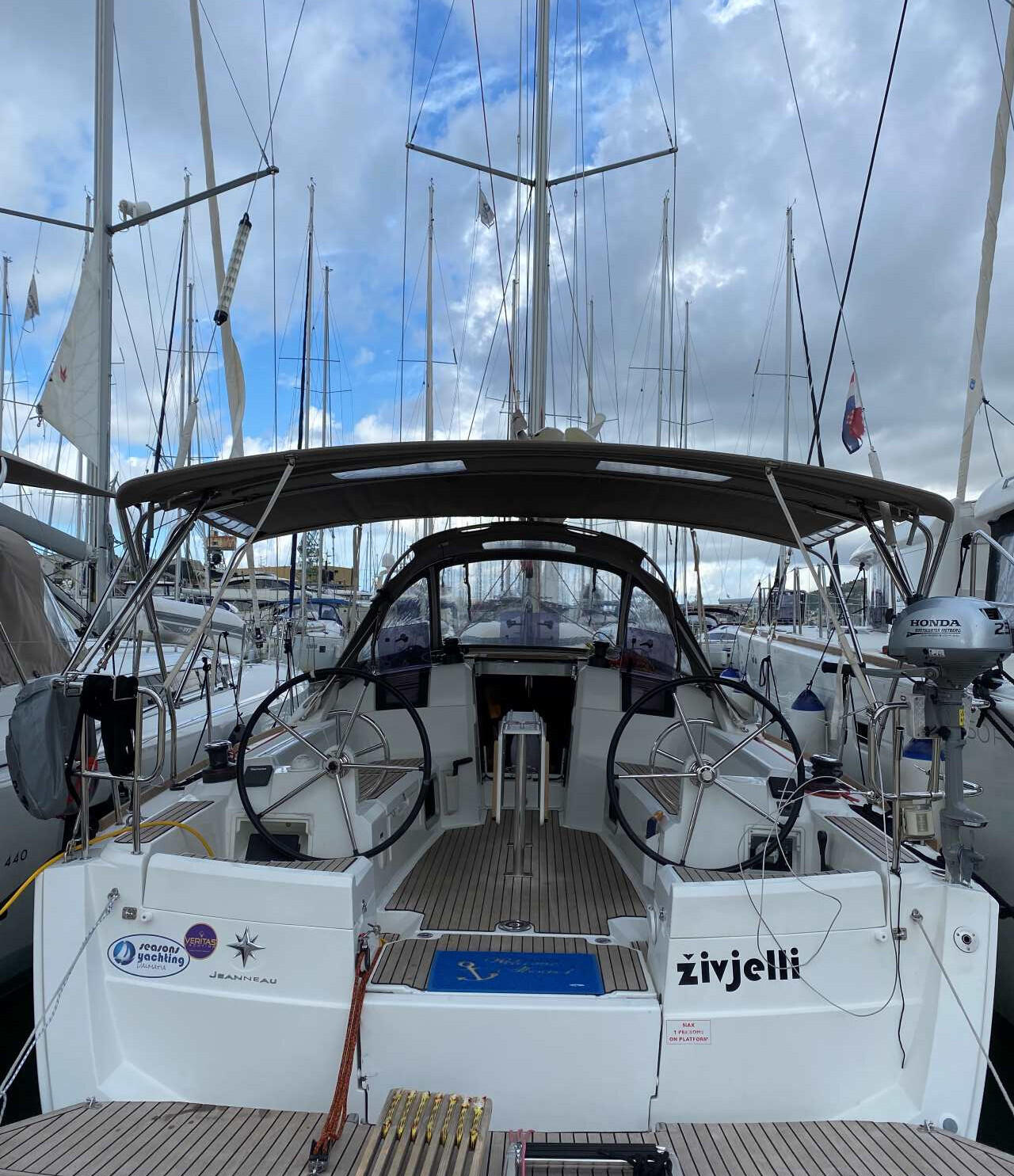 Sailing yacht 