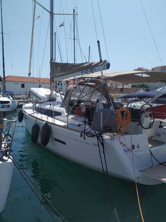 Sailing yacht 
