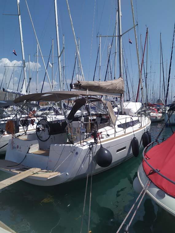 Sailing yacht 