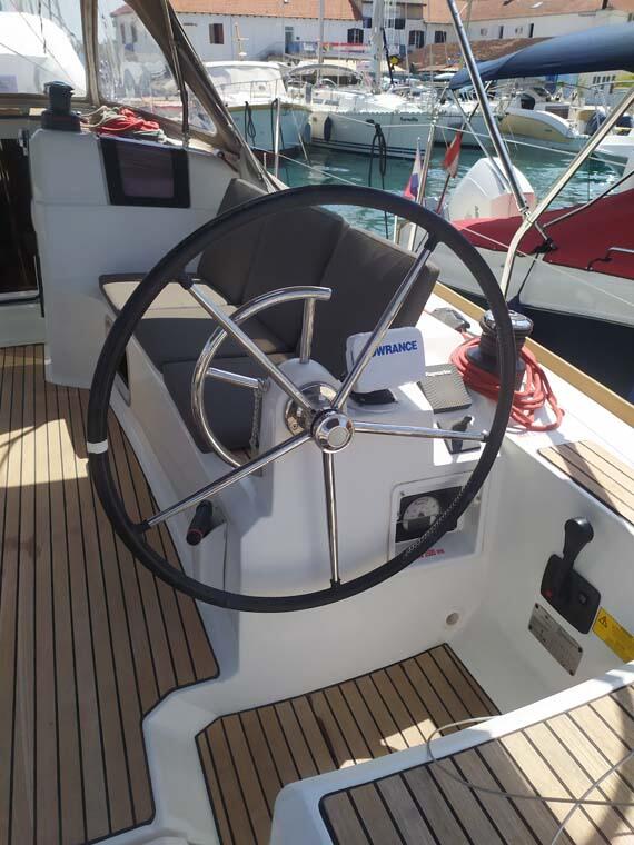 Sailing yacht 
