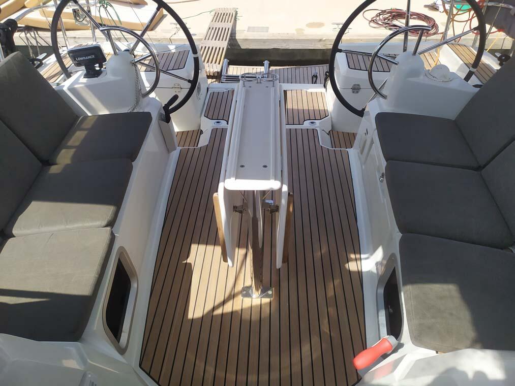 Sailing yacht 