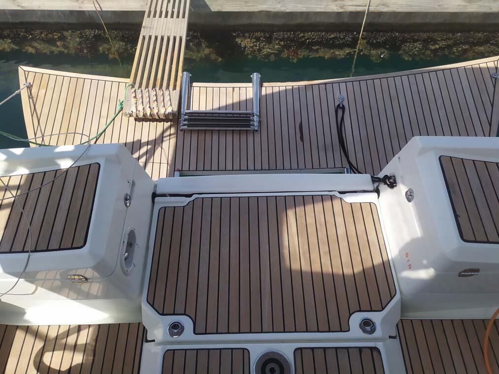 Sailing yacht 
