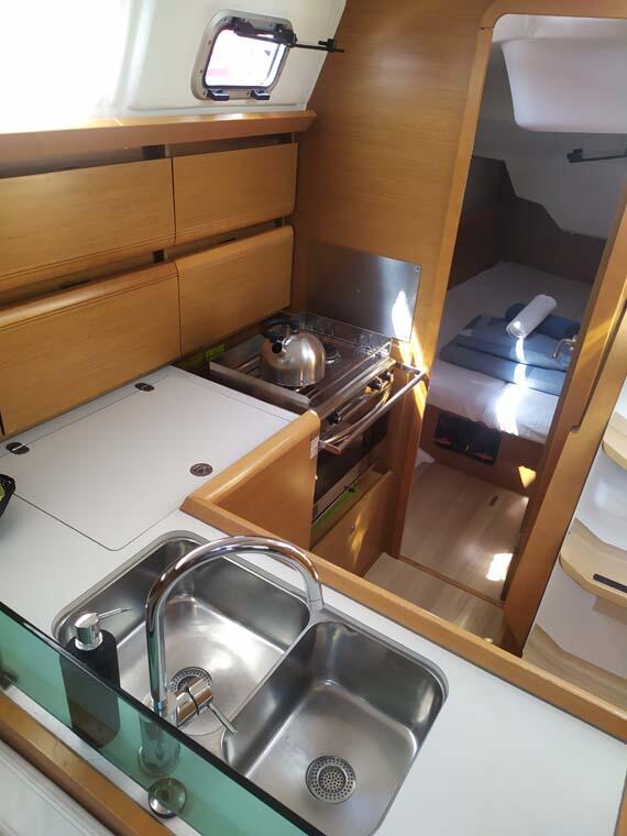 Sailing yacht 