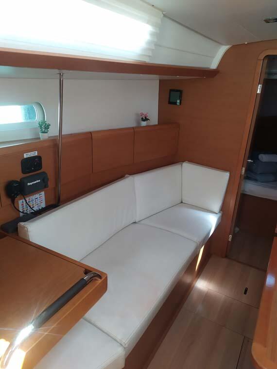 Sailing yacht 