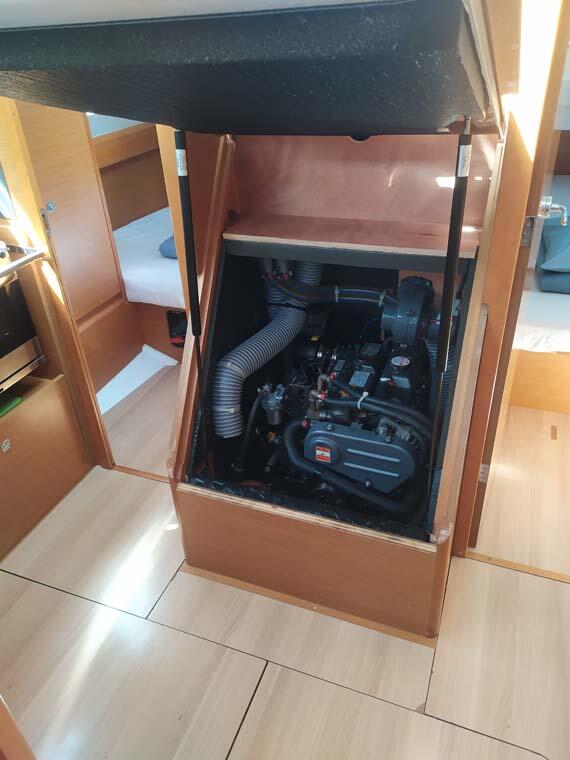 Sailing yacht 