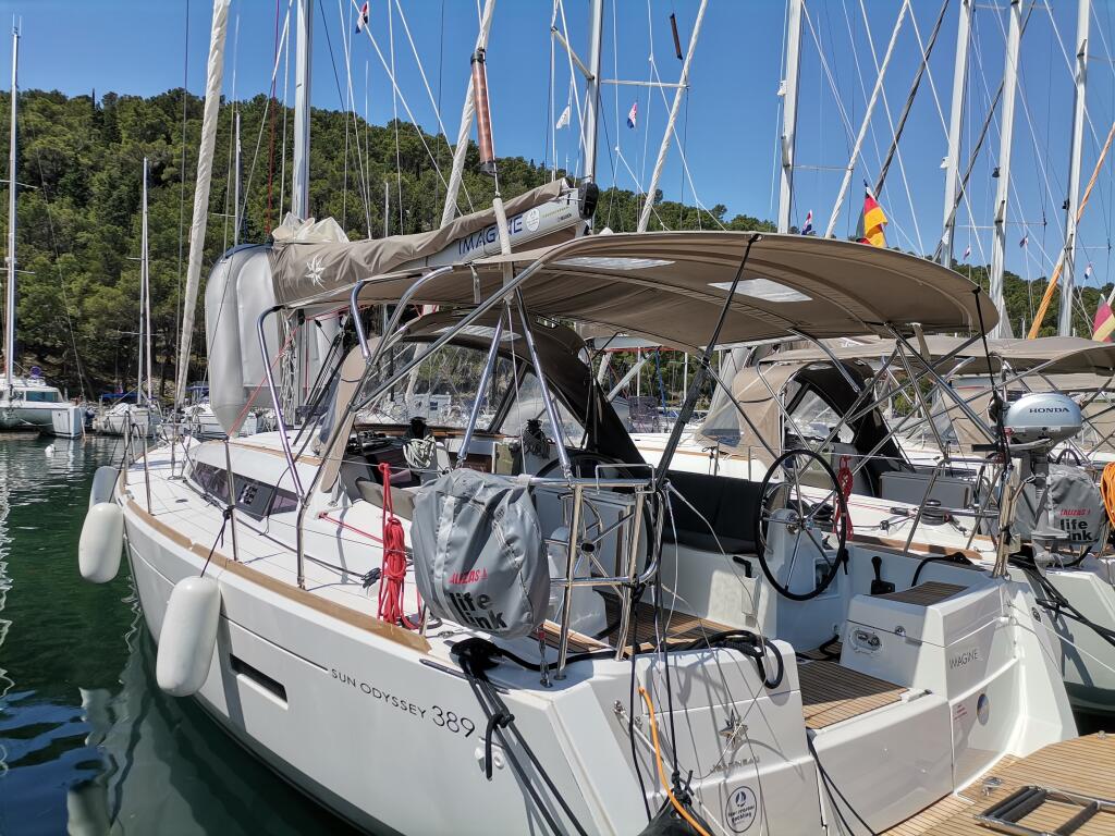 Sailing yacht 