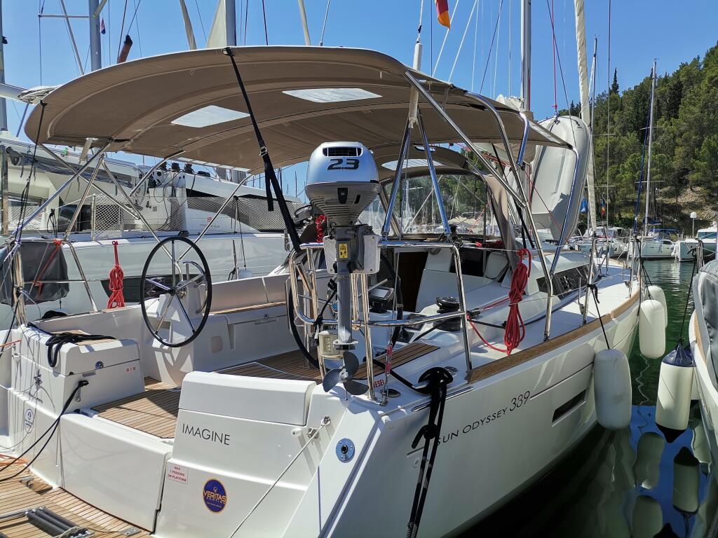 Sailing yacht 
