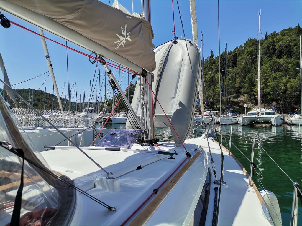 Sailing yacht 