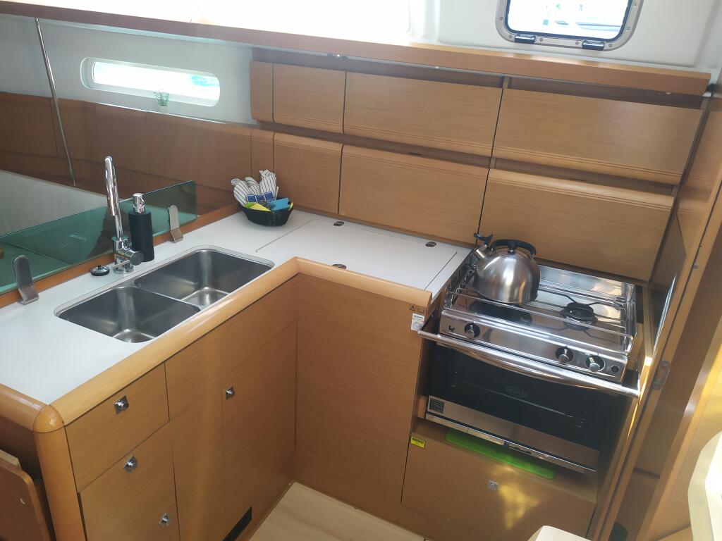 Sailing yacht 