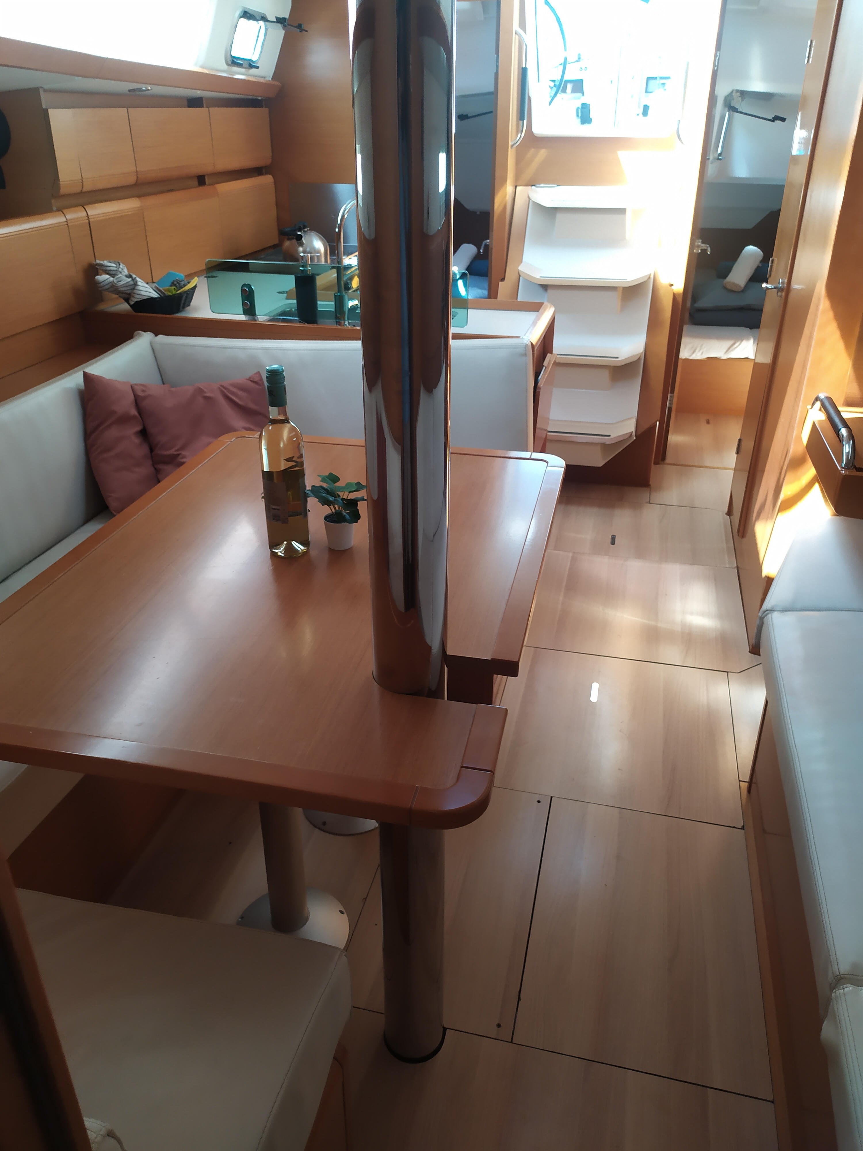 Sailing yacht 