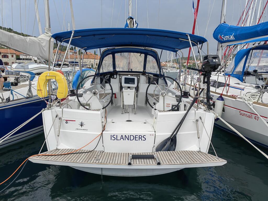 Sailing yacht 