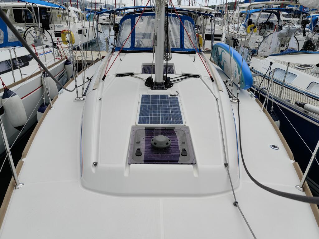 Sailing yacht 