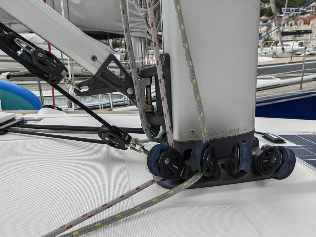 Sailing yacht 