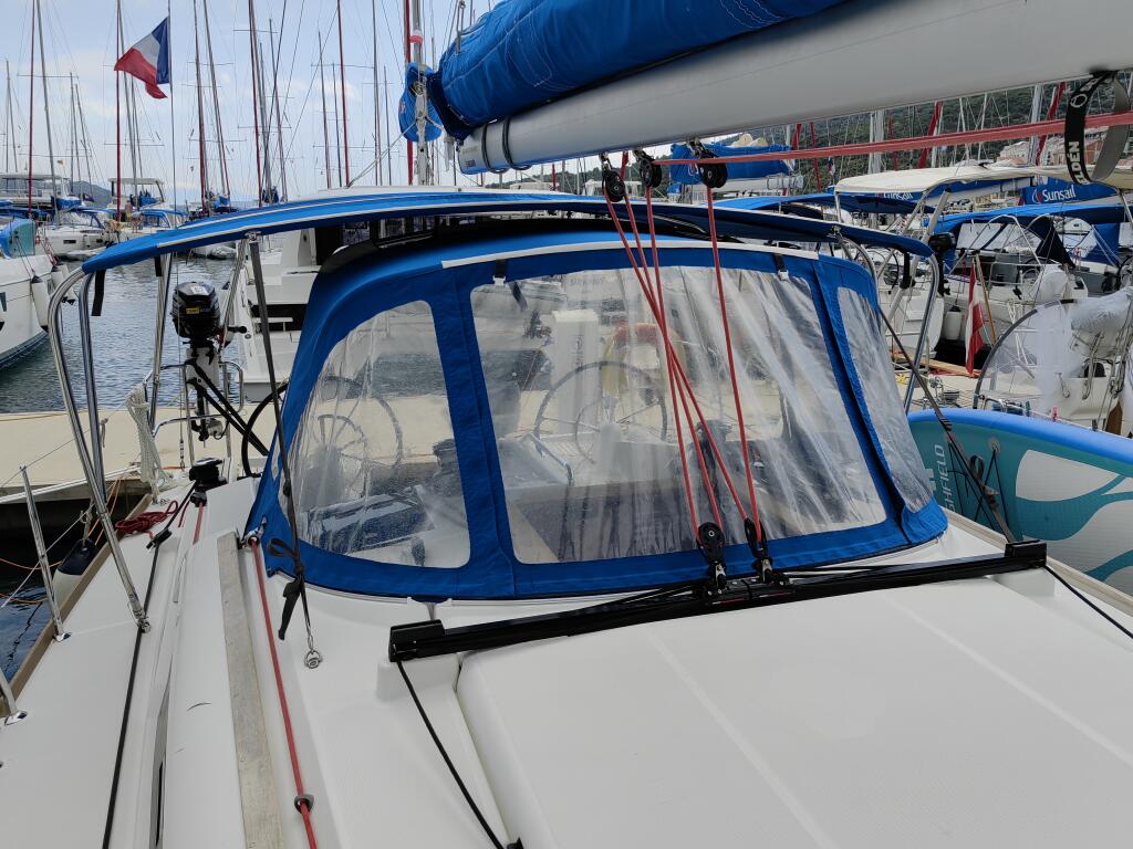 Sailing yacht 