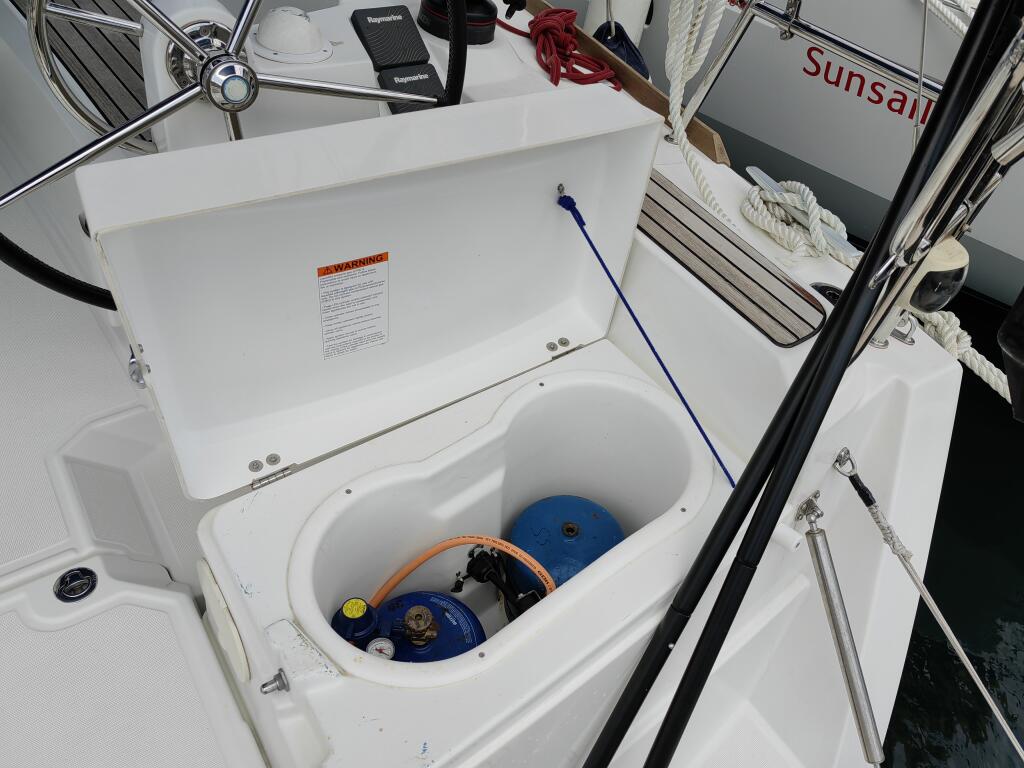 Sailing yacht 