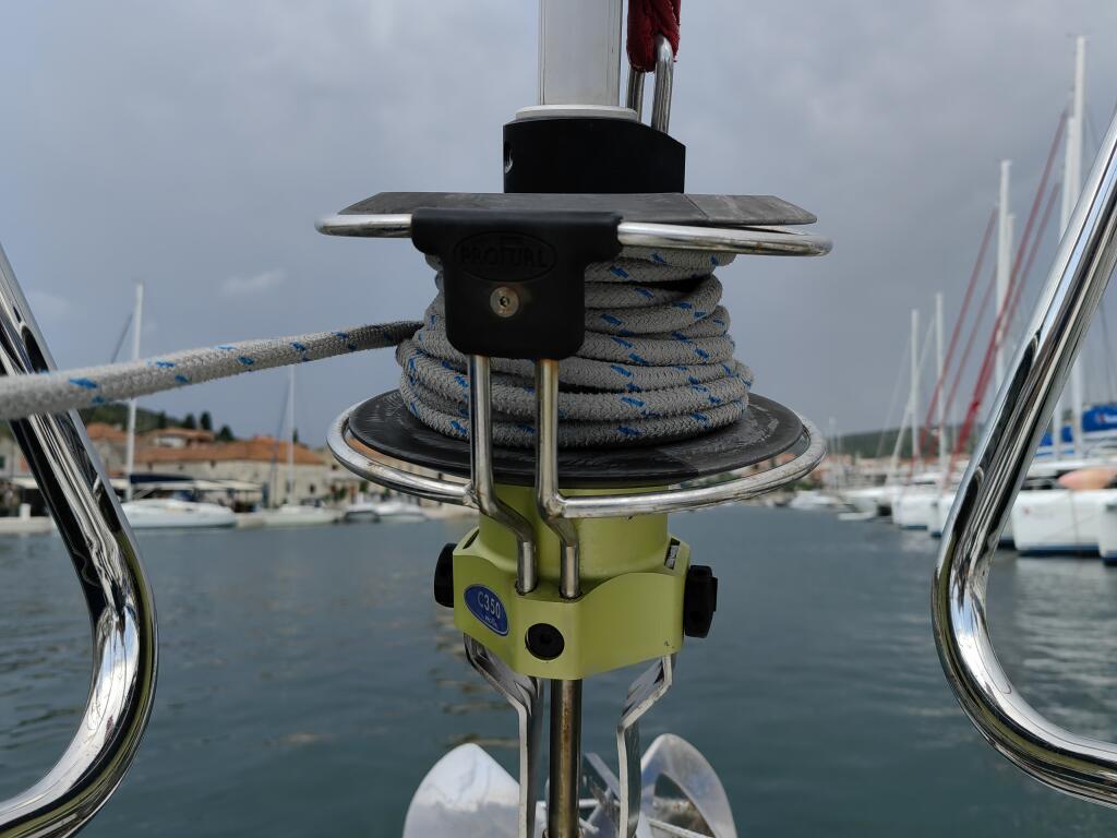 Sailing yacht 