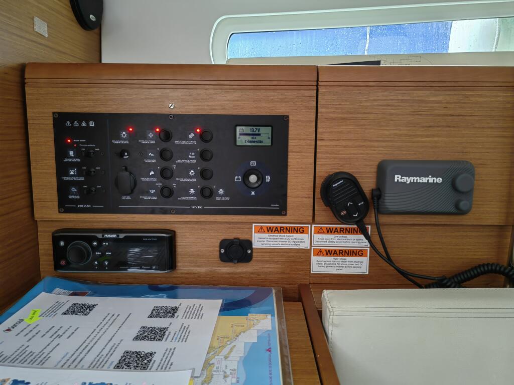 Sailing yacht 