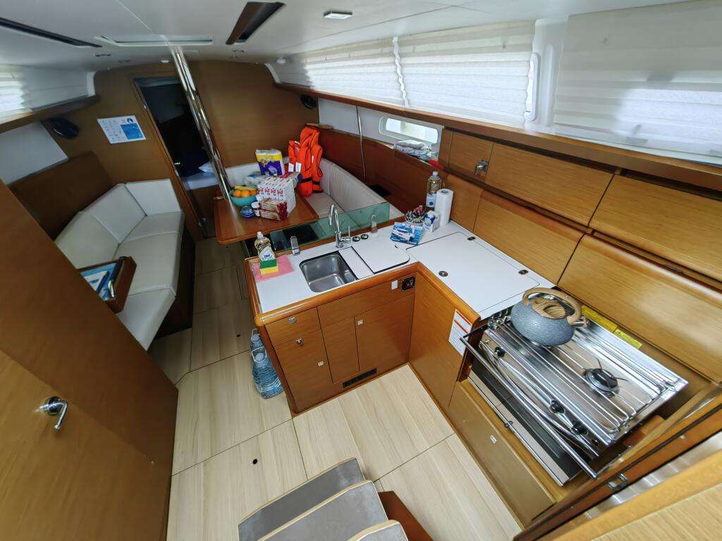 Sailing yacht 