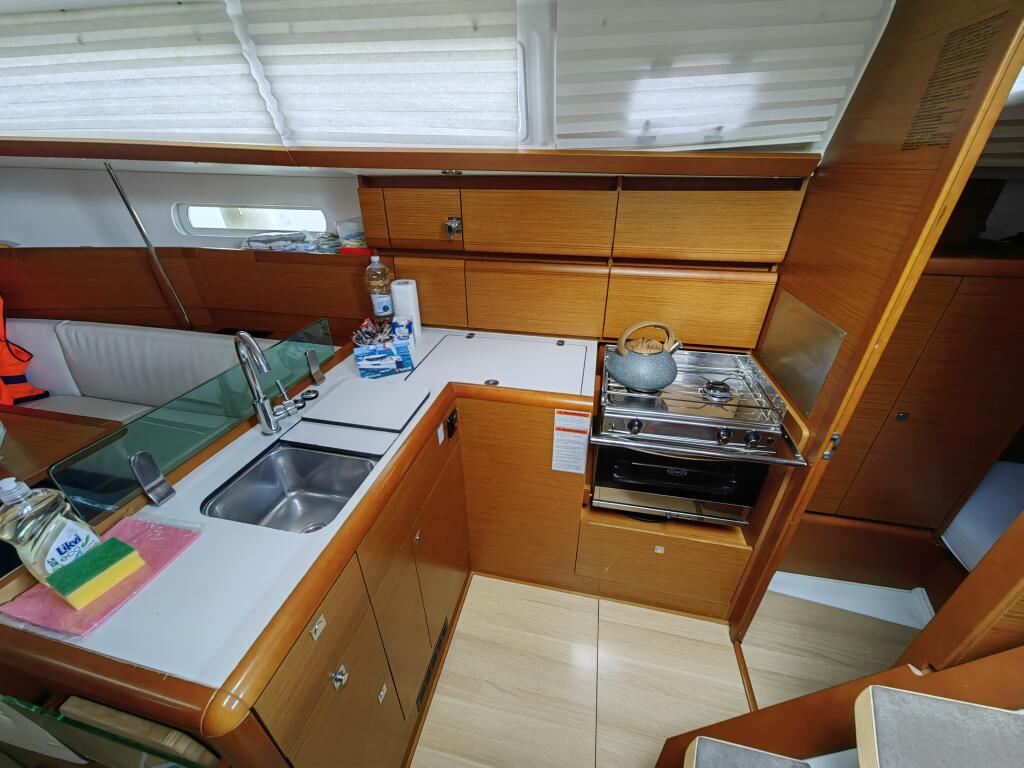 Sailing yacht 