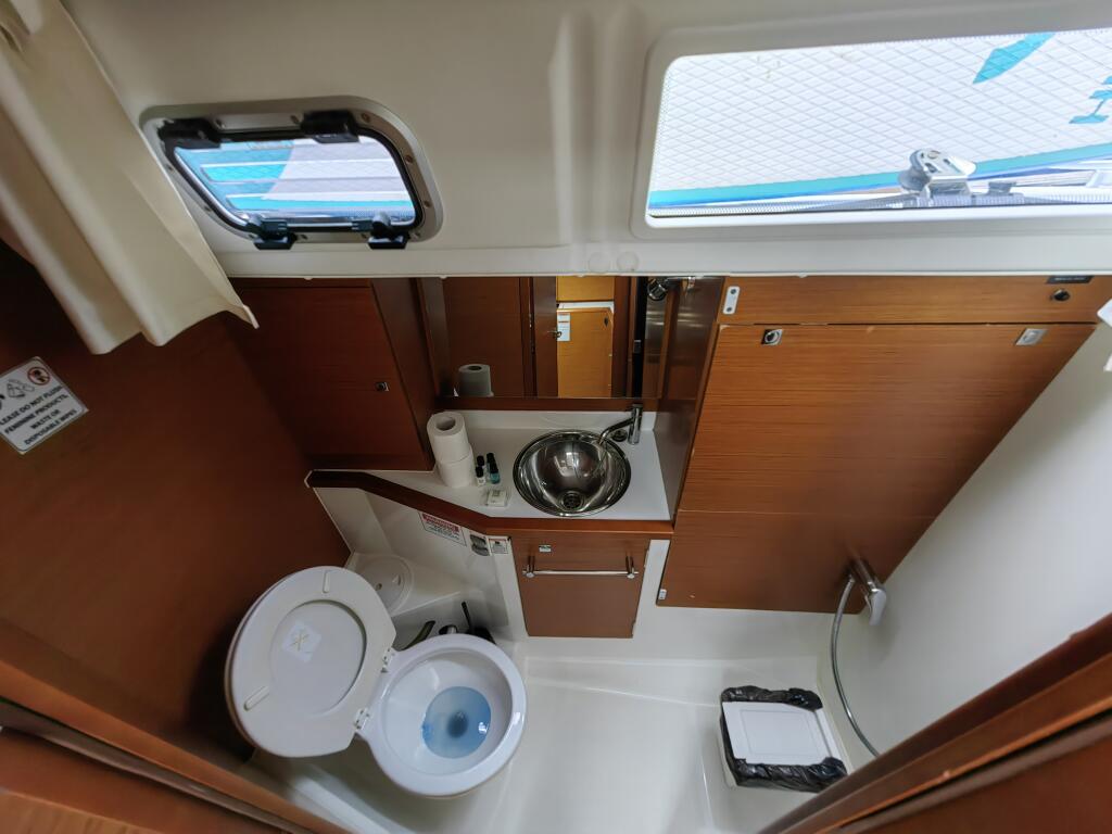 Sailing yacht 