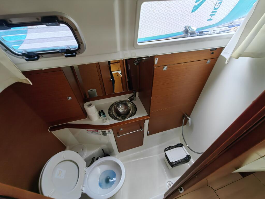 Sailing yacht 