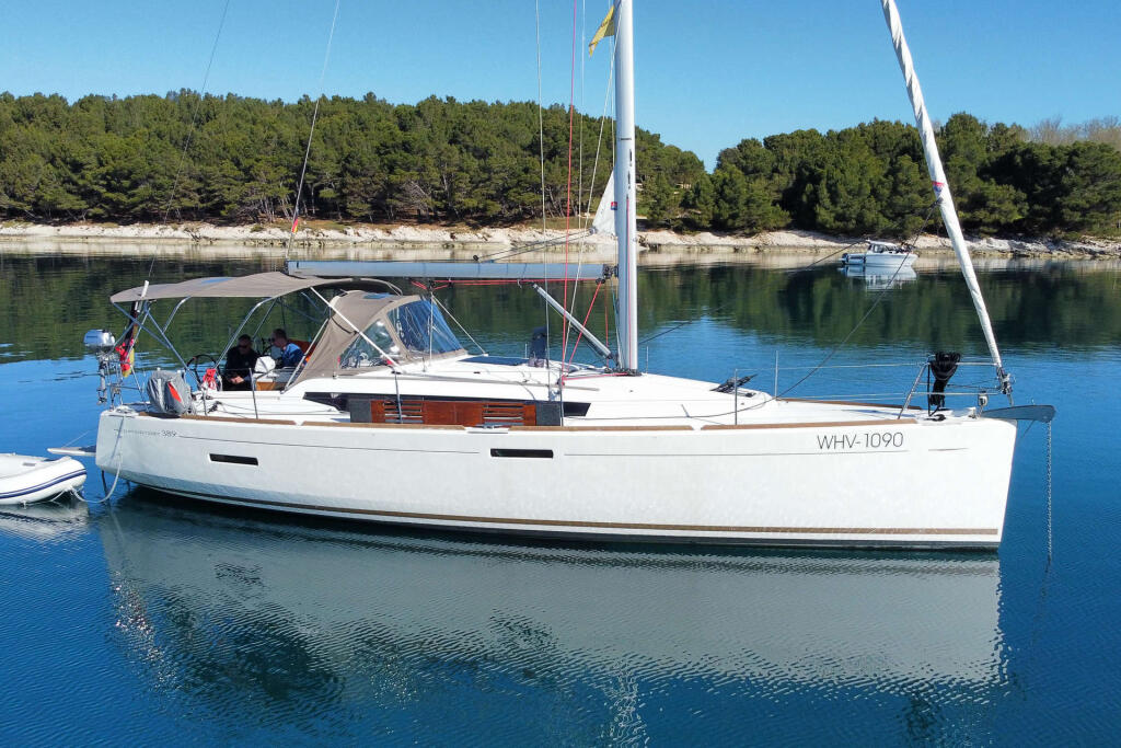 Sailing yacht 
