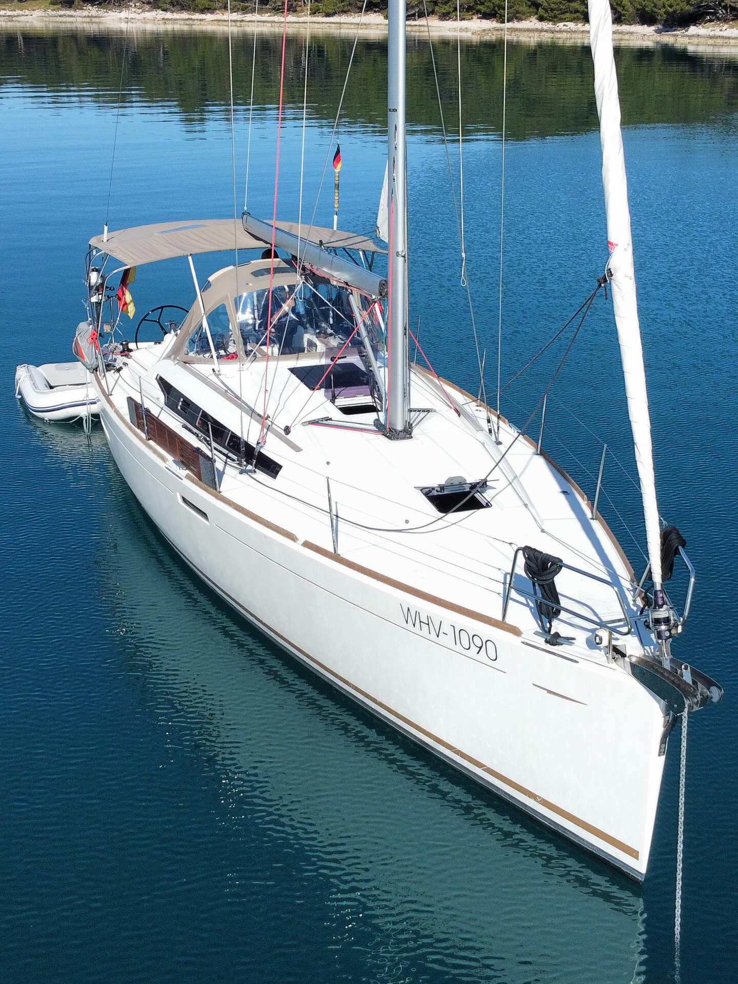 Sailing yacht 