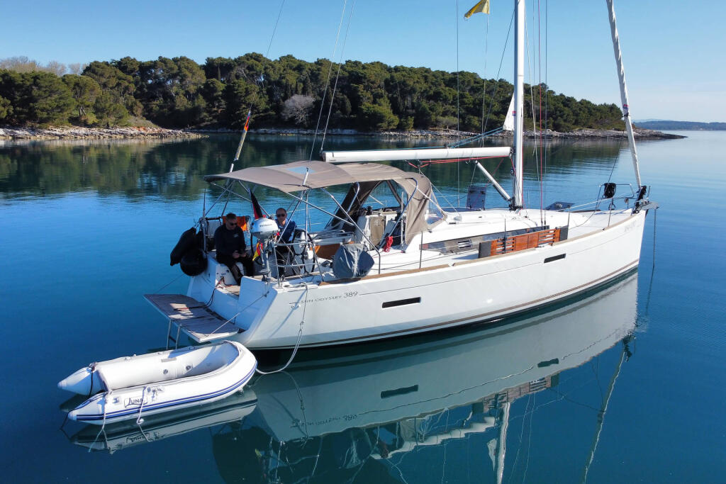 Sailing yacht 