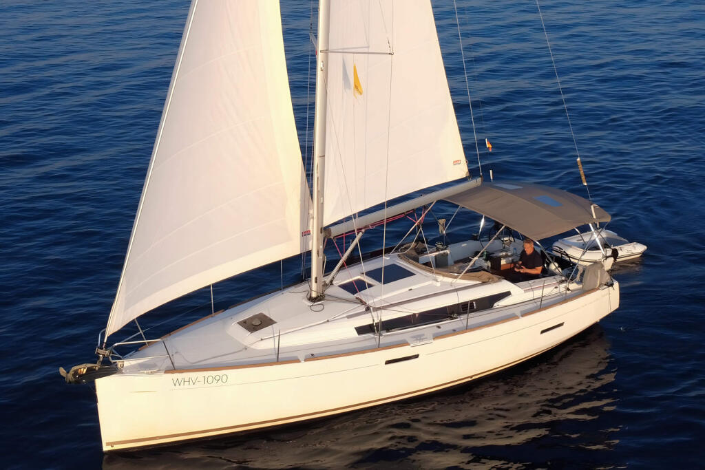 Sailing yacht 