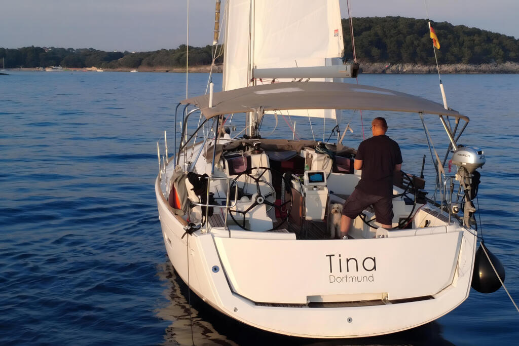 Sailing yacht 