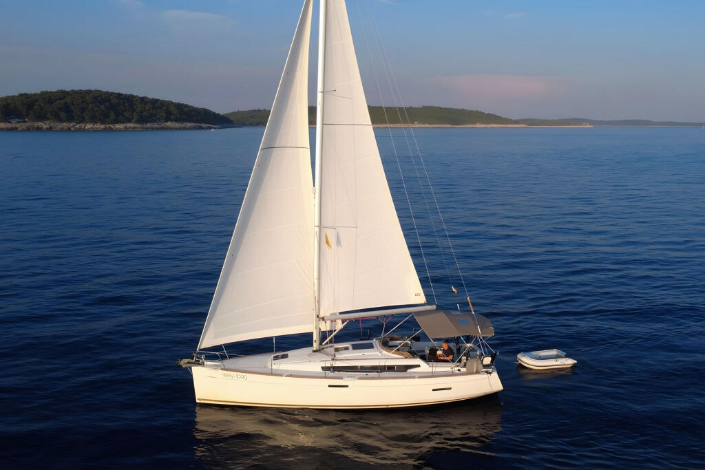 Sailing yacht 